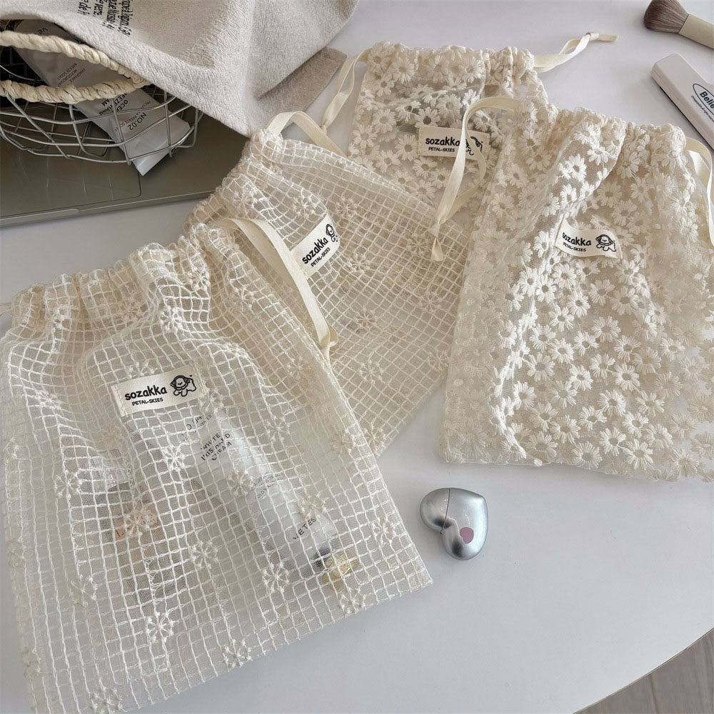 Cosmetic Bags - กระเป๋าเครื่องสำอางผ้าตาข่ายปักลายดอกเดซี่พร้อมเชือกรูด กระเป๋าใส่ของใช้ในห้องน้ำ ชุดชั้นใน ถุงเท้า สำหรับเดินทางช่วงฤดูร้อน กระเป๋าจัดระเบียบอุปกรณ์เสริม
